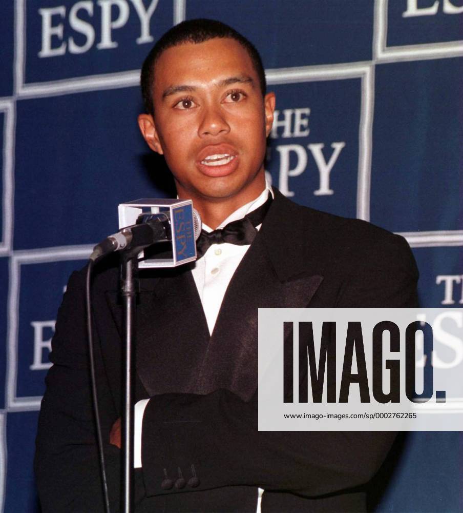 Eldrick Tiger Woods (USA) hält eine Dankesrede bei der Preisverleihung - Outstanding Male Athlete of the Year - (NYP98021005) Golf Herren Golf 1998, Awards, Award Einzelbild New York Golf Herren Golf 1998, Awards, Award Einzelbild New York