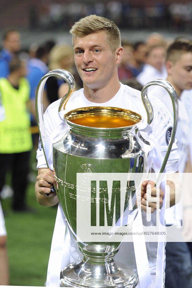 Kracher-Los für den FC Bayern. Der Rekordmeister trifft im Champions-League-Viertelfinale auf Titelverteidiger Real Madrid..Archivfoto:: Toni KROOS (Real Madrid) mit dem Pokal,Cup,Trophaee, Jubel,Freude,Begeisterung,Siegerehrung, Fussball Champions League Finale 2016 Real Madrid-Atletico Madrid 5-3 i.E. Saison2015 16, am 28.05.2016,Stadio San Siro Mailand. Â