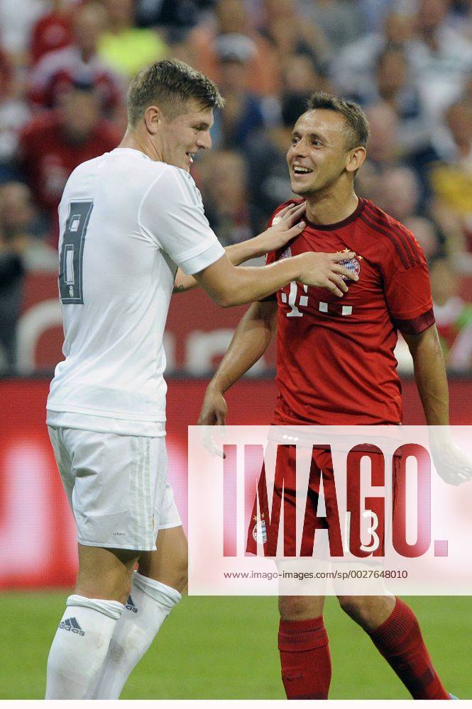 Kracher-Los für den FC Bayern. Der Rekordmeister trifft im Champions-League-Viertelfinale auf Titelverteidiger Real Madrid..Archivfoto::v.lI:Toni KROOS (Real Madrid) scherzt mit RAFINHA (Bayern Muenchen),Aktion. Bayern Muenchen-Real Madrid 1-0. Fussball,Finale Audi Cup 2015 am 05.08.2015.Saison2015 16,2015 2016. Â
