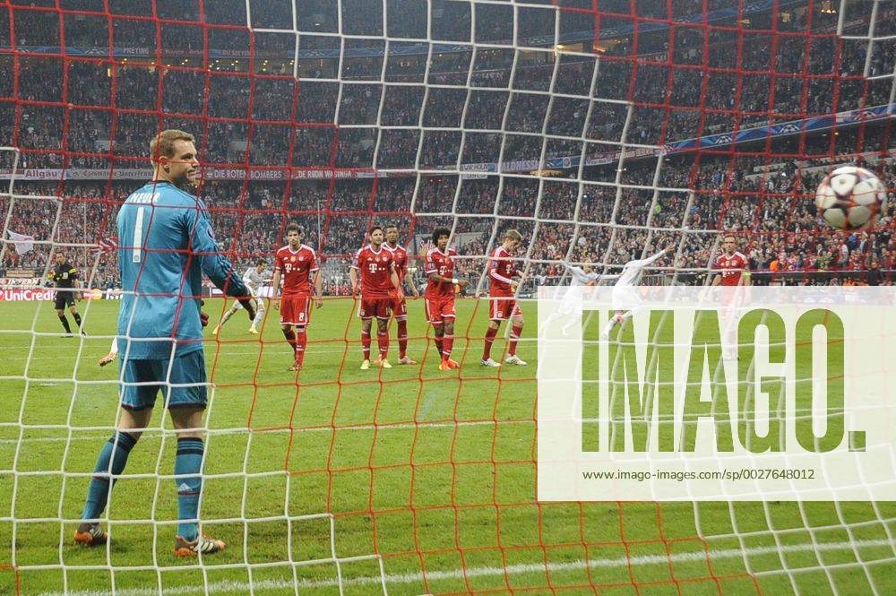 Kracher-Los für den FC Bayern. Der Rekordmeister trifft im Champions-League-Viertelfinale auf Titelverteidiger Real Madrid..Archivfoto:: Tor zum 0-4 per Freistoss durch Cristiano Ronaldo (Real Madrid,re,hi),Manuel NEUER (Torwart FC Bayern Muenchen) und seine Mitspieler schauen tatenlos zu,wie der Ball im Netz zappelt ,Aktion,Hintertorkamera,Hintertorperspektive. FC Bayern Muenchen-Real Madrid 0-4. Fussball Champions League,Halbfinale,Rueckspiel am 29.04.2014. Â