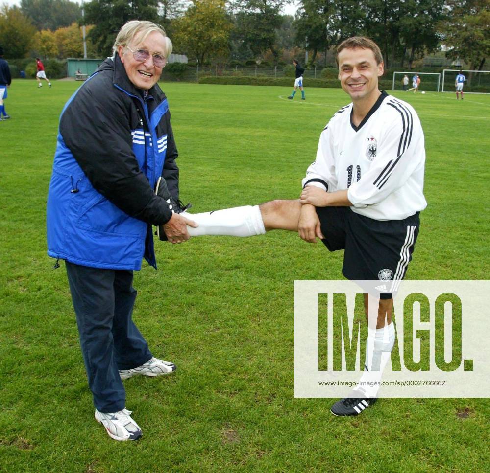 Olaf Thon (re.) - Dehnungsübung mit Trainerlegende Rudi Gutendorf (beide Deutschland) am Rande des Fußballlehrerlehrgangs 2004 Fußball Herren Fußballlehrerlehrgang 2004, Trainerschein, Trainerausbildung, Trainerlehrgang, Vdig Gruppe Trainerlegenden, Legende, Legenden DFB, Deutscher Fußballbund Fußball Herren Fußballlehrerlehrgang 2004, Trainerschein, Trainerausbildung, Trainerlehrgang, Vdig Gruppe Trainerlegenden, Legende, Legenden DFB, Deutscher Fußballbund