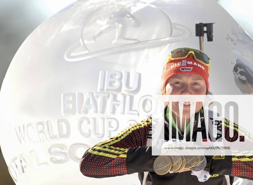 Laura Dahlmeier die erfolgreichste Wintersportlern im Winter 2016 2017. Unsere Fotomontage zeigt sie mit 5 Gold und einer Silbermedaille der IBU Biathlon Weltmeisterschaft in Hochfilzen und dem Gesamt Welt Cup Pokal für die beste Biathletin der Saison.