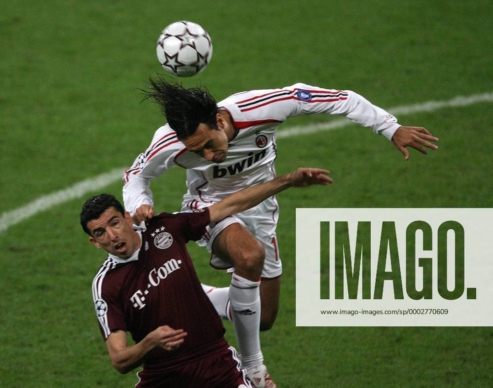 Alessandro Nesta (AC Mailand, re.) gegen Roy Makaay (Bayern) - Fußball EC 1 Herren Champions League 2006 2007, FC Bayern München - AC Mailand 0:2, Viertelfinale, Milan Gruppe München Dynamik, Fußball EC 1 Herren Champions League 2006 2007, FC Bayern München - AC Mailand 0:2, Viertelfinale, Milan Gruppe München Dynamik,