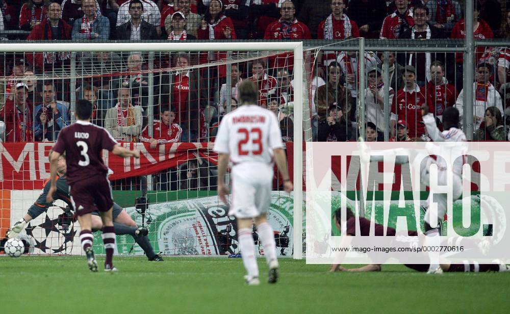 Torwart Oliver Kahn (Bayern) machtlos beim 0:1 durch Clarence Seedorf (AC Mailand, re.) Fußball EC 1 Herren Champions League 2006 2007, FC Bayern München - Milan 0:2 Totale München Dynamik, Fußball EC 1 Herren Champions League 2006 2007, FC Bayern München - Milan 0:2 Totale München Dynamik,