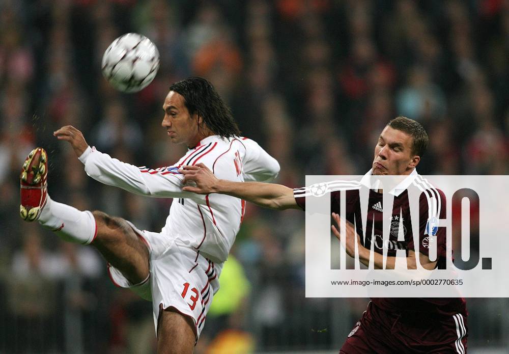 Alessandro Nesta (AC Mailand, li.) gegen Lukas Podolski (Bayern) - Fußball EC 1 Herren Champions League 2006 2007, FC Bayern München - AC Mailand 0:2, Viertelfinale, Milan Gruppe München Dynamik, Fußball EC 1 Herren Champions League 2006 2007, FC Bayern München - AC Mailand 0:2, Viertelfinale, Milan Gruppe München Dynamik,