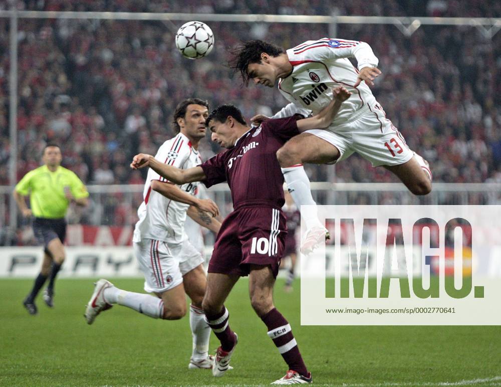 Roy Makaay (Bayern, Mitte) gegen Alessandro Nesta (re.) und Paolo Maldini (beide AC Mailand) Fußball EC 1 Herren Champions League 2006 2007, FC Bayern München - Milan 0:2 Gruppe München Dynamik, Kampf, Fußball EC 1 Herren Champions League 2006 2007, FC Bayern München - Milan 0:2 Gruppe München Dynamik, Kampf,