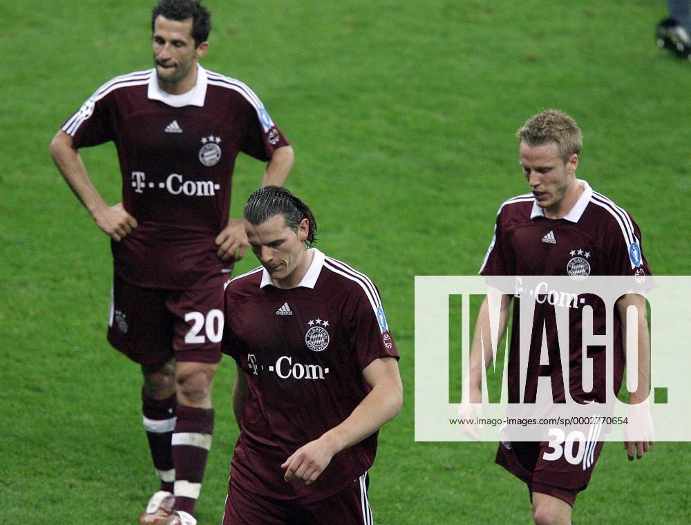 Hasan Salihamidzic (li.), Daniel van Buyten und Christian Lell (alle Bayern) - enttäuschter Abgang zur Halbzeitpause - Fußball EC 1 Herren Champions League 2006 2007, FC Bayern München Gruppe München Enttäuschung, Fußball EC 1 Herren Champions League 2006 2007, FC Bayern München Gruppe München Enttäuschung,