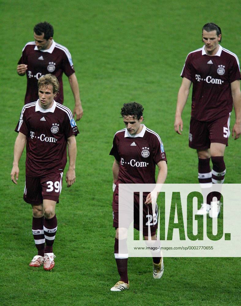 Enttäuschter Abgang der Bayern zur Halbzeitpause, v.li.: Hasan Salihamidzic, Andreas Ottl, Owen Hargreaves und Daniel van Buyten - Fußball EC 1 Herren Champions League 2006 2007, FC Bayern München Gruppe München Enttäuschung, Fußball EC 1 Herren Champions League 2006 2007, FC Bayern München Gruppe München Enttäuschung,