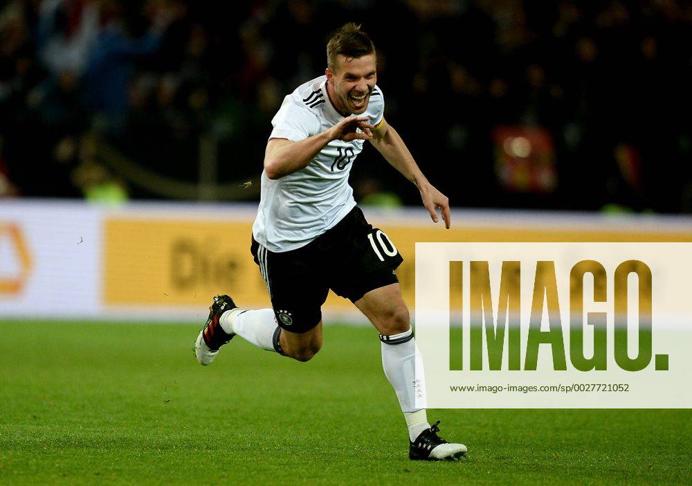 Fussball Freundschaftsspiel, Deutschland - England,, v.l. Lukas Podolski (Deutsche Fussball Nationalmannschaft DFB) Torjubel, Goal celebration, celebrate the goal zum 1:0 Dortmund