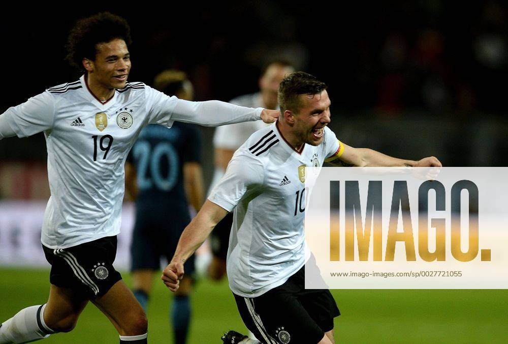 Fussball Freundschaftsspiel, Deutschland - England,, v.l. Leroy Sane (Deutsche Fussball Nationalmannschaft DFB), Lukas Podolski (Deutsche Fussball Nationalmannschaft DFB) Torjubel, Goal celebration, celebrate the goal zum 1:0 Dortmund