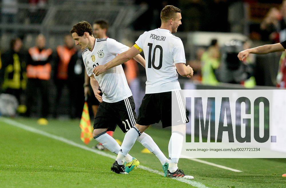 Fussball Freundschaftsspiel, Deutschland - England,, v.l. Sebastian Rudy (Deutsche Fussball Nationalmannschaft DFB), Lukas Podolski (Deutsche Fussball Nationalmannschaft DFB) Dortmund