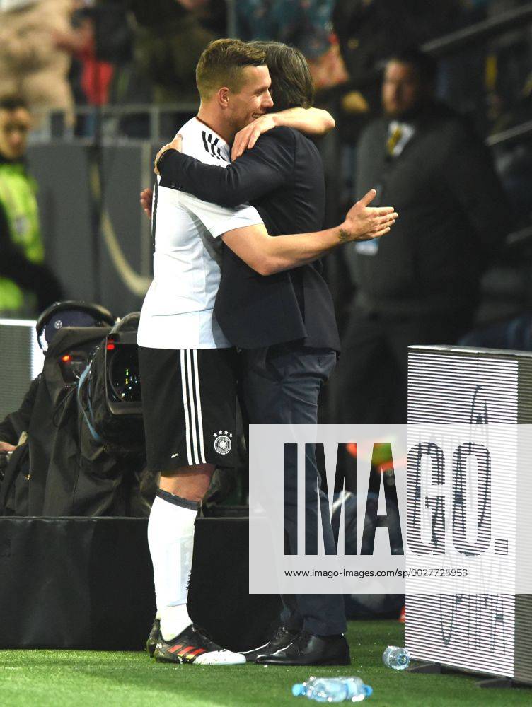 Fußball-Länderspiel: Deutschland - England 22.03.2017 in Dortmund. Bundestrainer Joachim Löw umarmt Lukas Podolski. HM