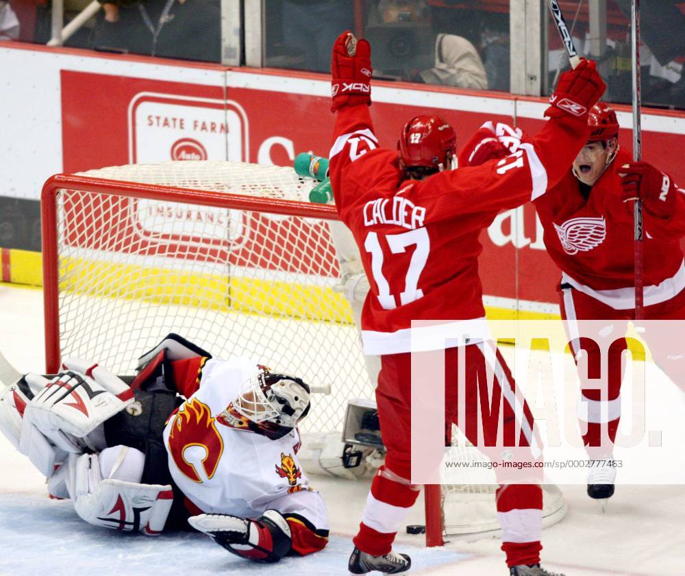 Kyle Calder (Mitte) und Jiri Hudler (beide Detroit Red Wings) - Torjubel, Torwart Miikka Kiprusoff (Calgary Flames) enttäuscht - (DEP2007041206) Eishockey Herren NHL 2006 2007, Playoffs, Playoff, Play Offs, Off, Detroit Red Wings - Calgary Flames (Kanada) 4:1 Gruppe Detroit Freude, Enttäuschung, Eishockey Herren NHL 2006 2007, Playoffs, Playoff, Play Offs, Off, Detroit Red Wings - Calgary Flames (Kanada) 4:1 Gruppe Detroit Freude, Enttäuschung,