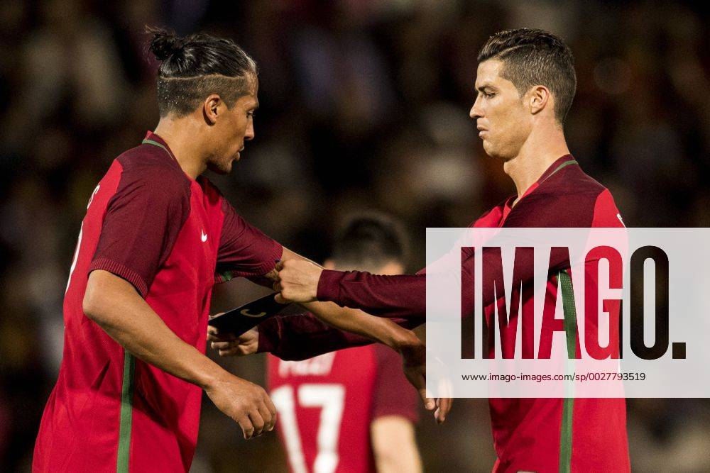 Portugals Cristiano Ronaldo sätter pa kaptensbindeln pa Bruno Alves under en träningsmatch i fotboll mellan Portugal och Sverige den 28 mars 2017 i Madeira.