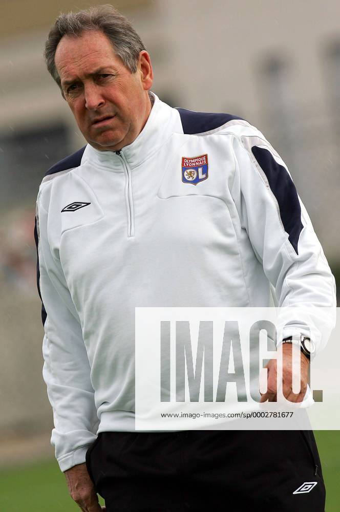 Trainer Gerard Houllier (Lyon) - (pan19844) Fußball Herren Ligue 1 2006 2007, 1. Französische Liga, Olympique Lyonnais, OL, Training Einzelbild Lyon Fußball Herren Ligue 1 2006 2007, 1. Französische Liga, Olympique Lyonnais, OL, Training Einzelbild Lyon