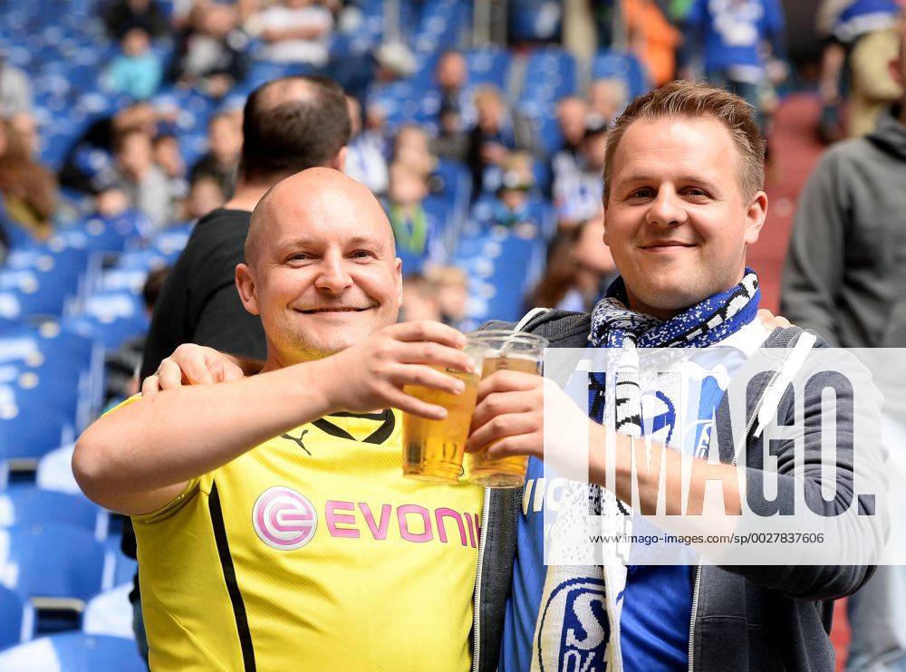 Fussball - Saison 2016 2017 - 1. Bundesliga - 26. Spieltag: FC Schalke 04 - Borussia Dortmund - AuWo - Es geht auch friedlich - Dortmund und Schalke Fan trinken gemeinsam ein Bier vor dem Spiel