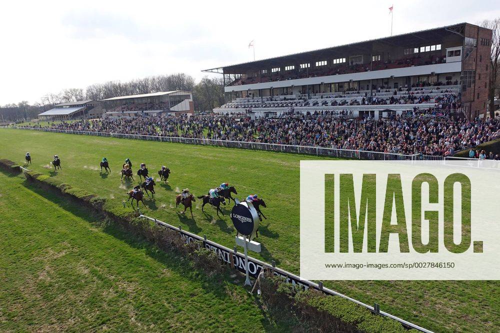 - SPORT 02.04.2017, Hoppegarten, Brandenburg, GER - Pferde und Jockeys vor der Tribuene. Galopprennbahn Hoppegarten. () 170402D700HOPPEGARTEN