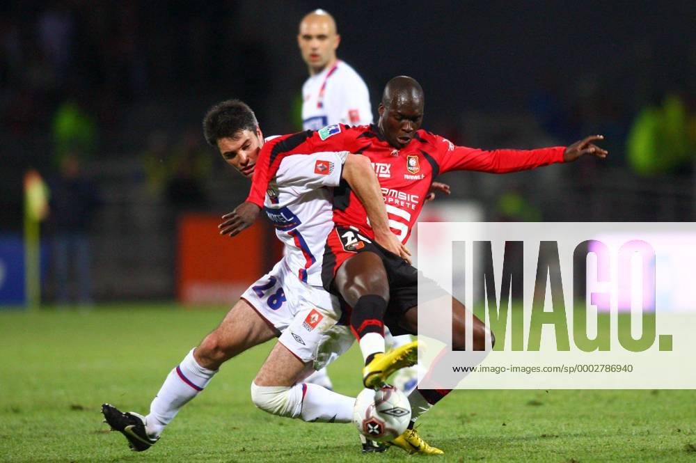 Moussa Sow (Rennes, re.) gegen Jeremy Toulalan (Lyon) - (pan19933) Fußball Herren Ligue 1 2006 2007, 1. Französische Liga, Olympique Lyonnais - Stade Rennais 0:0, OL Gruppe Lyon Dynamik, Kampf, Fußball Herren Ligue 1 2006 2007, 1. Französische Liga, Olympique Lyonnais - Stade Rennais 0:0, OL Gruppe Lyon Dynamik, Kampf,