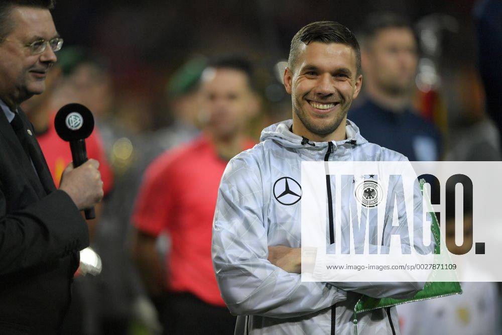 Fussball Test-Länderspiel, Deutschland - England, in Dortmund, Signal-Iduna-Park-Stadion Dortmund, Lukas Podolski (Deutschland) wird von der Nationalmannschaft verabschiedet.