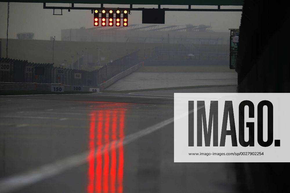 - SPORT Shanghai : Motorsports: FIA Formula One World Championship WM Weltmeisterschaft 2017 on March, 25, 2017, Chinese Formula One Grand Prix Shanghai Circuit on April 06, 2017 in Shanghai, China. (Photo by Hoch Zwei) red lights on the wet race track Shanghai China