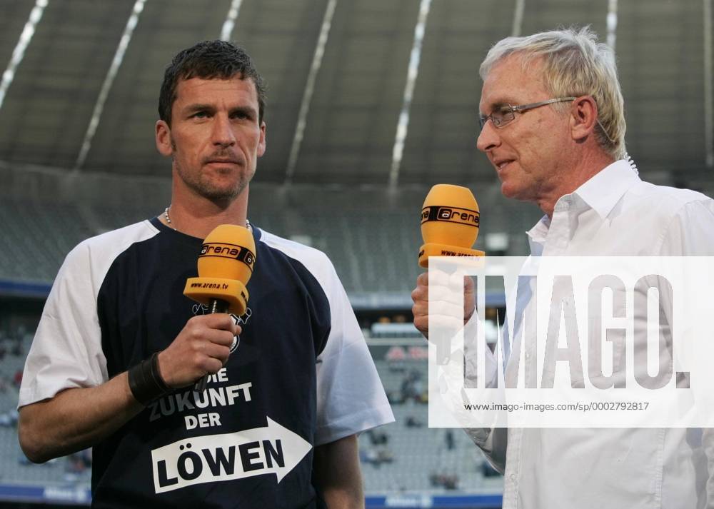 Arena Reporter Uli Köhler (re.) im Gespräch mit Trainer Marco Kurz (1860), der ein T Shirt für die Zukunft der Löwen trägt - Mit dieser Spendenaktion soll Geld gesammelt werden um neue Spielerverpflichtungen realisieren zu können Fußball 2. BL Herren Saison 2006 2007, TSV 1860 München, Sammelaktion Gruppe München Fußball 2. BL Herren Saison 2006 2007, TSV 1860 München, Sammelaktion Gruppe München