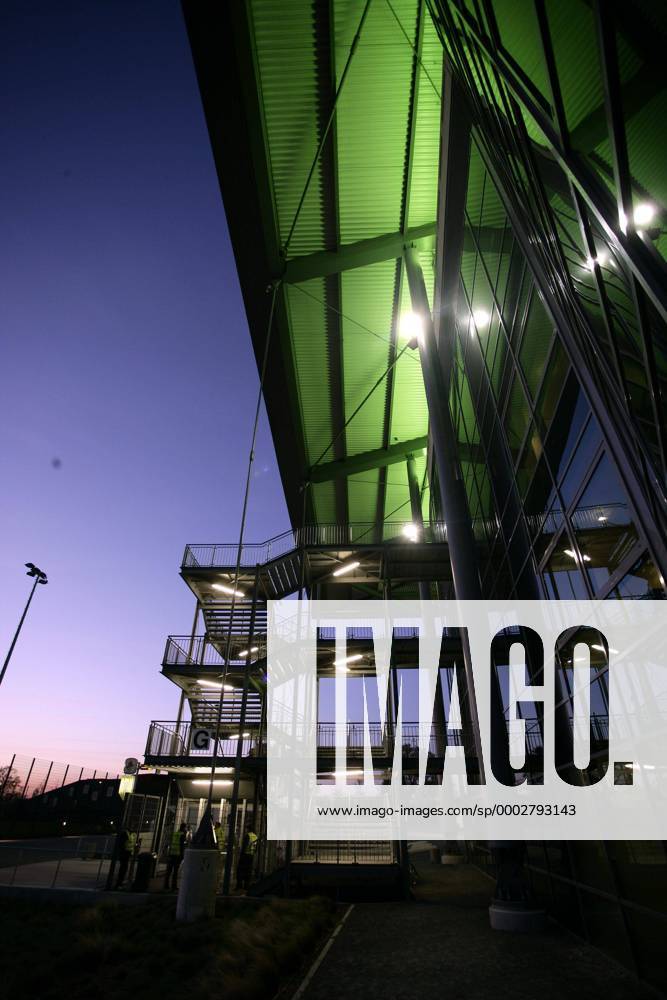 Abendliche Außenansicht der Volkswagen Arena, Heimspielstätte des VfL Wolfsburg Fußball 1. BL Herren DFB Pokal 2006 2007, Pokalspiel, Halbfinale, VfL Wolfsburg Totale VolkswagenArena, VWArena, VW Wolfsburg Fußball 1. BL Herren DFB Pokal 2006 2007, Pokalspiel, Halbfinale, VfL Wolfsburg Totale VolkswagenArena, VWArena, VW Wolfsburg