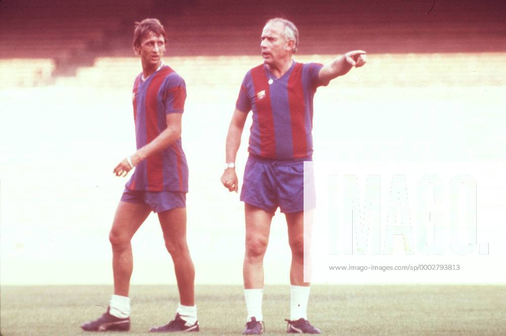Trainer Hennes Weisweiler (re.) gibt Johan Cruyff (beide FC Barcelona) die Richtung vor Fußball Herren Primera Division 1975 1976, 1. Spanische Liga, FC Barcelona, Training Gruppe Barcelona Fußball Herren Primera Division 1975 1976, 1. Spanische Liga, FC Barcelona, Training Gruppe Barcelona