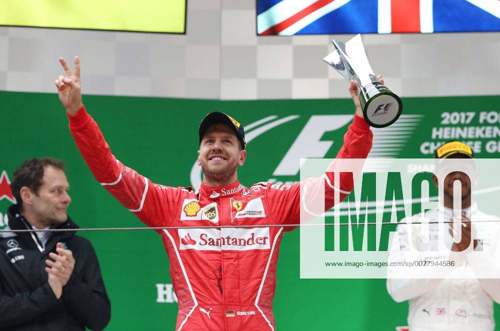 Sebastian Vettel (Scuderia Ferrari) mit Pokal, Grosser Preis von China 2017, Rennen, Motorsport, Formel 1, 09.04.2017, Shanghai