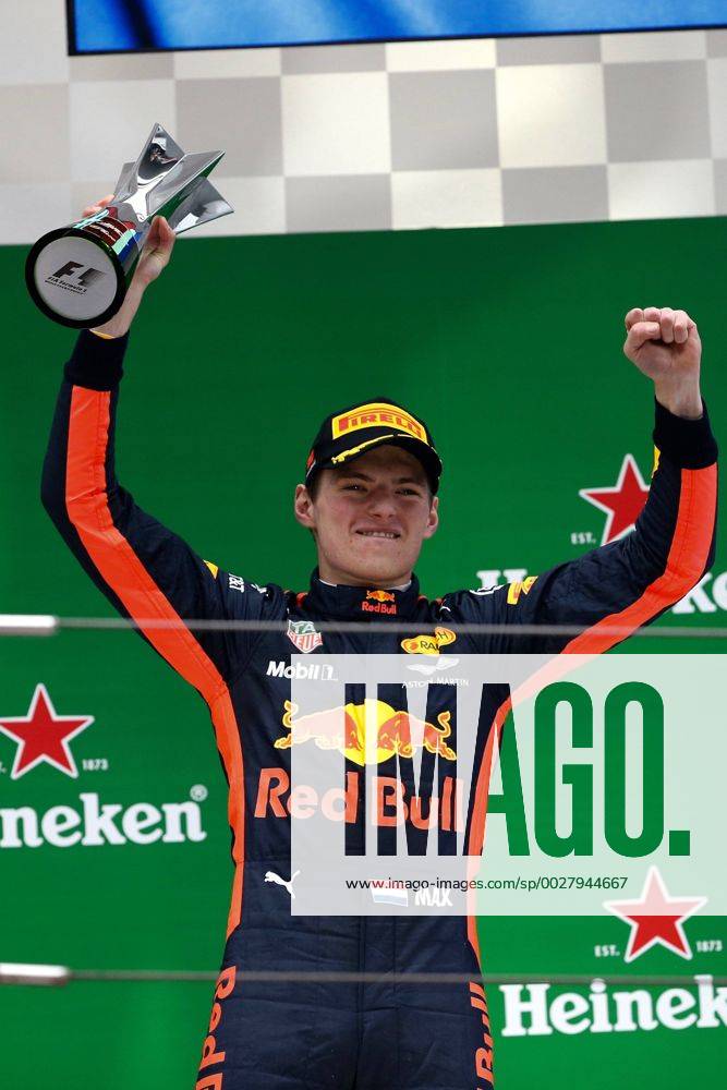 Max Verstappen (Red Bull Racing) mit Pokal, Grosser Preis von China 2017, Rennen, Motorsport, Formel 1, 09.04.2017, Shanghai