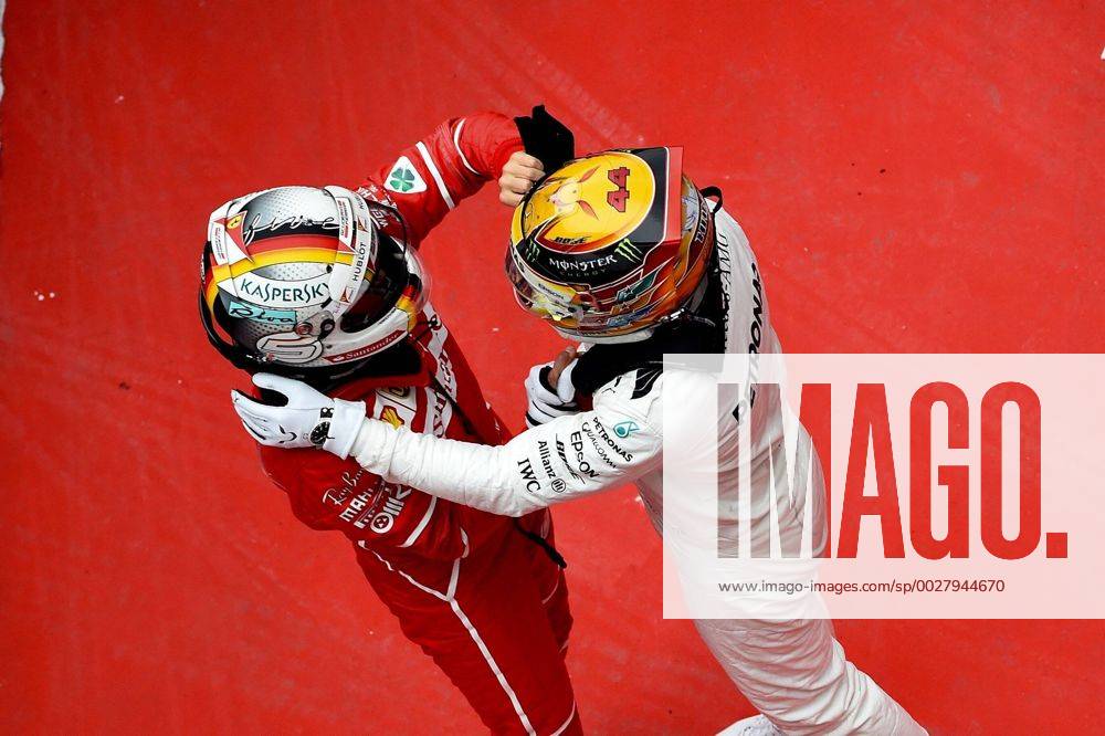 - SPORT Sebastian Vettel (Scuderia Ferrari) und Lewis Hamilton (Mercedes AMG Petronas Formula One Team) umarmen sich, Grosser Preis von China 2017, Rennen, Motorsport, Formel 1, 09.04.2017, Shanghai