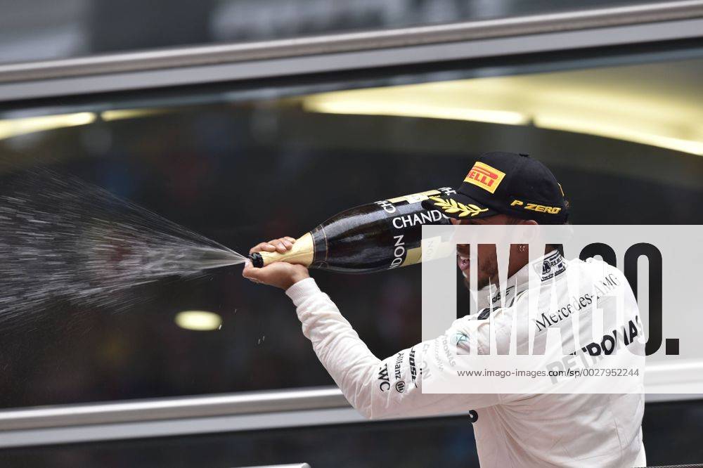 Shanghai: Motorsports: FIA Formula One World Championship WM Weltmeisterschaft 2017 44 Lewis Hamilton (GBR, Mercedes AMG Petronas) Chinese Formula One Grand Prix Shanghai Circuit on April 08, 2017 in Shanghai, China. (Photo by Hoch Zwei) Shanghai China