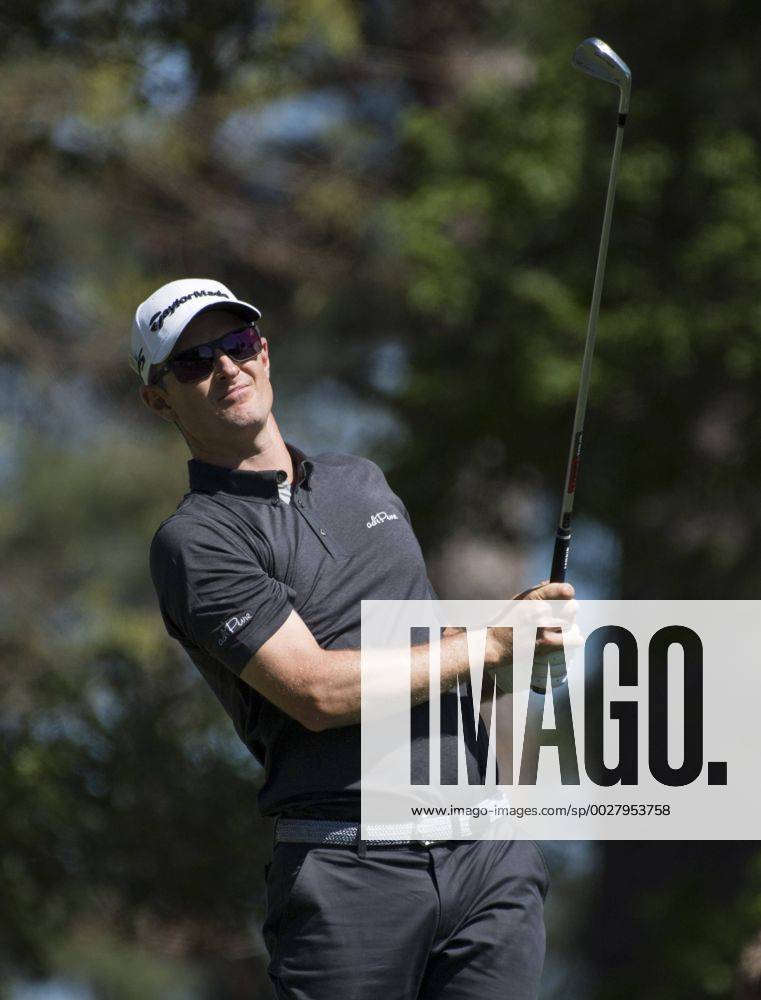 Justin Rose hits off the fourth tee box during the fourth round of the 2017 Masters Tournament at Augusta National Golf Club in Augusta, Georgia on April 9, 2017. AUG20170409313 KEVINxDIETSCH