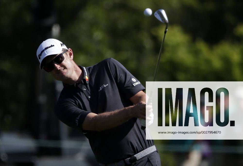 Justin Rose of England hits a pitch shot to the 8th green in the final round at the 2017 Masters Tournament at Augusta National Golf Club in Augusta, Georgia on April 9, 2017. AUG20170409603 JOHNxANGELILLO