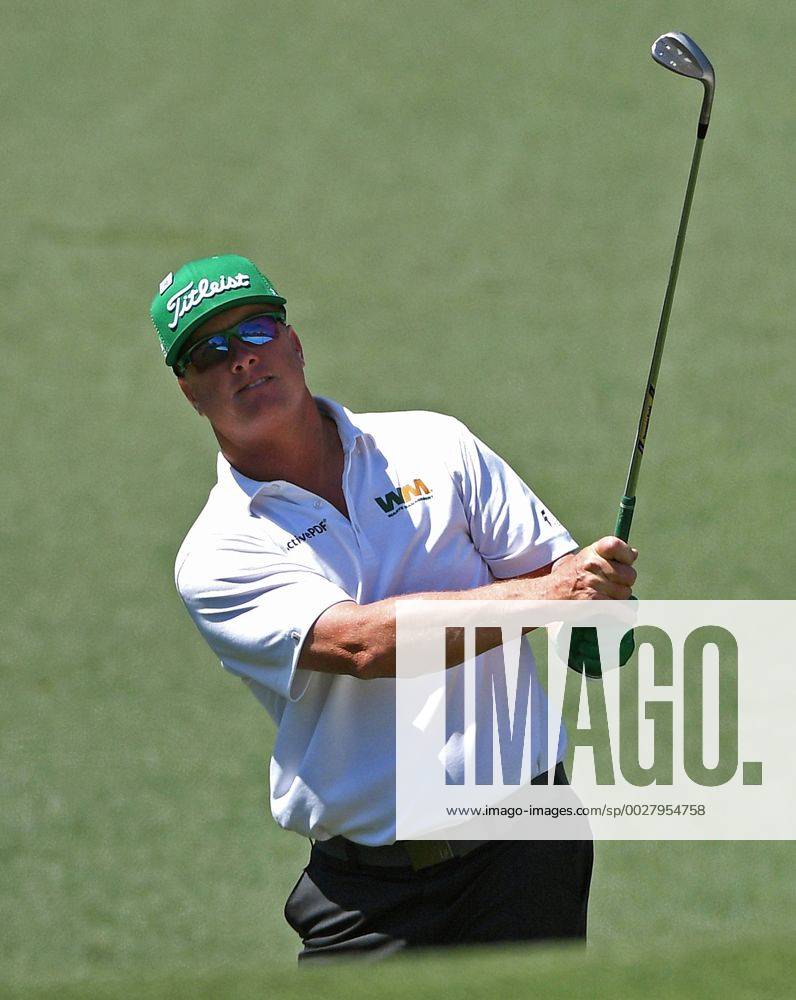 Augusta, GA, USA - Charley Hoffman watches the flight of his chip shot onto the second green during the final round of the Masters Tournament on Sunday, April 9, 2017 at Augusta National Golf Club in Augusta, Ga. 2017 Masters Round 4 - ZUMAm67_ 20170409_zaf_m67_039