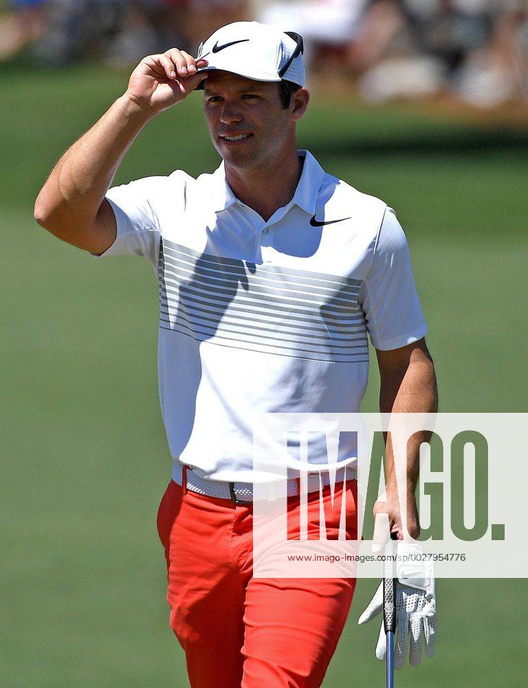 Augusta, GA, USA - Paul Casey acknowledges the applause of the gallery as he walks onto the second green during the final round of the Masters Tournament on Sunday, April 9, 2017 at Augusta National Golf Club in Augusta, Ga. 2017 Masters Round 4 - ZUMAm67_ 20170409_zaf_m67_047