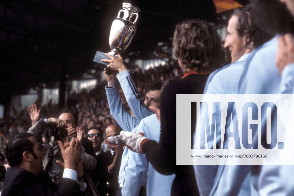 Europameister 1972 BR Deutschland: Franz Beckenbauer (li.) präsentiert die Coupe Henri Delaunay auf der Ehrentribüne Fußball Länderspiel Herren EM 1972, Nationalmannschaft, BRD, Europameister, Siegerehrung, Podium, Podest, Vdia Gruppe Finale Endspiel Brüssel Freude, Begeisterung, Fußball Länderspiel Herren EM 1972, Nationalmannschaft, BRD, Europameister, Siegerehrung, Podium, Podest, Vdia Gruppe Finale Endspiel Brüssel Freude, Begeisterung,