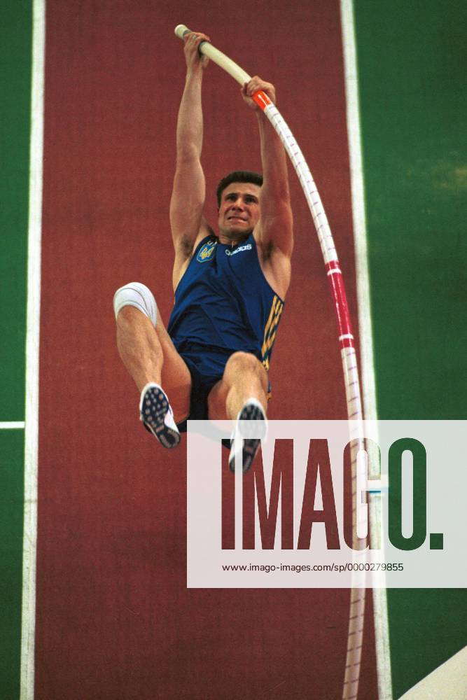 Sergei Bubka (Ukraine) auf dem Weg nach oben Leichtathletik WM Herren Hallenweltmeisterschaft 1995, Weltmeisterschaft, Indoor, Halle, Stab, Stabhoch, Stabhochsprung Einzelbild Barcelona Höhe, Dynamik