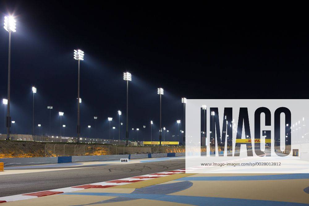 Motorsports: FIA Formula One World Championship WM Weltmeisterschaft 2017, Grand Prix of Bahrain, Racetrack at night Sakhir Bahrain ZWEIx