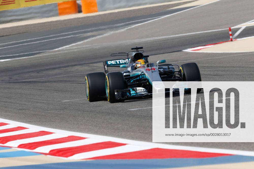 Motorsports: FIA Formula One World Championship WM Weltmeisterschaft 2017, Grand Prix of Bahrain, 44 Lewis Hamilton (GBR, Mercedes AMG Petronas Formula One Team), Sakhir Bahrain ZWEIx