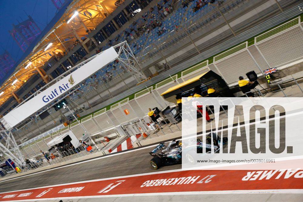 Motorsports: FIA Formula One World Championship WM Weltmeisterschaft 2017, Grand Prix of Bahrain, 44 Lewis Hamilton (GBR, Mercedes AMG Petronas F1 Team), Sakhir Bahrain ZWEIx
