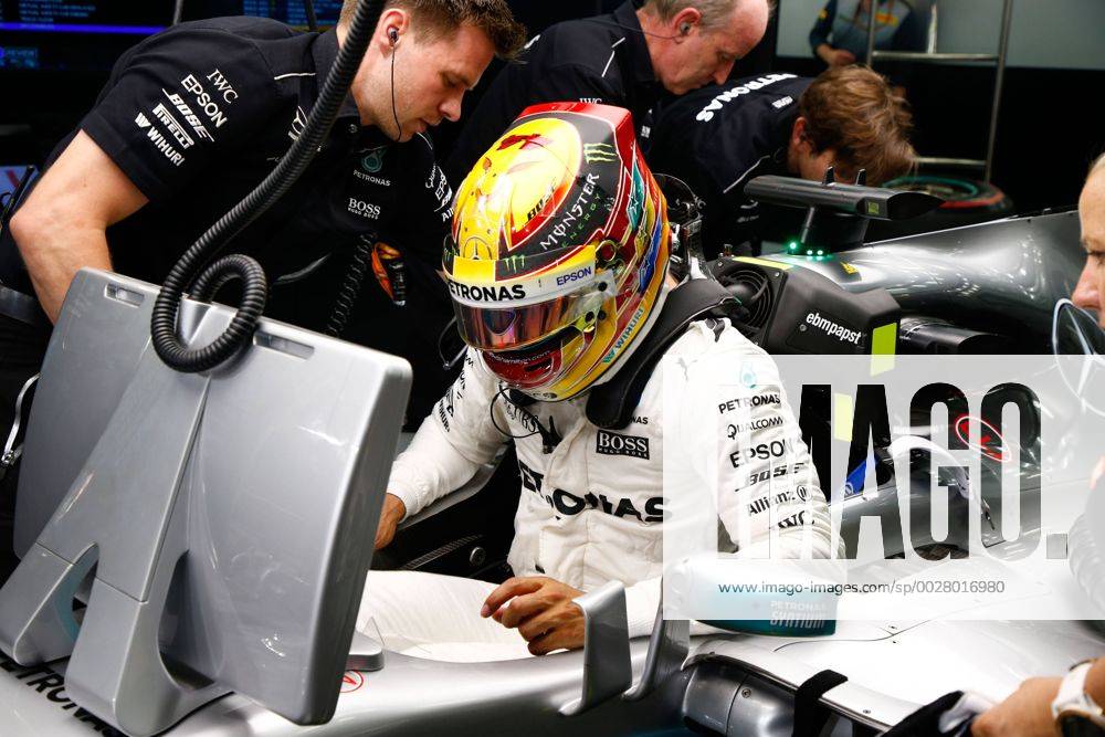 Motorsports: FIA Formula One World Championship WM Weltmeisterschaft 2017, Grand Prix of Bahrain, 44 Lewis Hamilton (GBR, Mercedes AMG Petronas F1 Team), Sakhir Bahrain ZWEIx