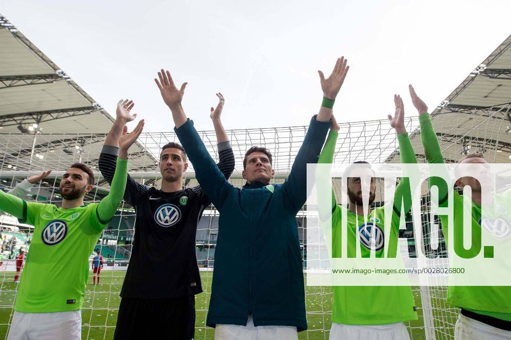 Wolfsburg, Volkswagen Arena: Fussball 1. Bundesliga, 29. Spieltag: VfL Wolfsburg - FC Ingolstadt 04: Wolfsburgs Borja Mayoral, Torwart Koen Casteels, Mario Gomez, Yunus Malli und Maximilian Arnold jubeln nach dem Schlusspfiff mit den Fans.