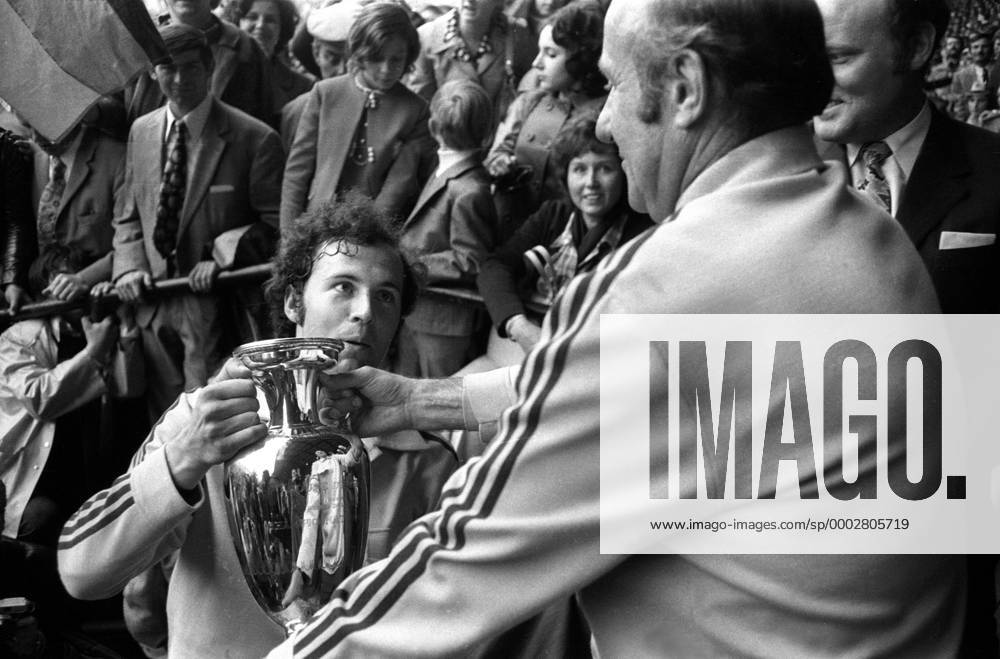 Europameister 1972 BR Deutschland: Franz Beckenbauer (li.) übergibt den Coupe Henri Delaunay an Bundestrainer Helmut Schön Fußball Länderspiel Herren EM 1972, Nationalmannschaft, BRD, Finale Endspiel Vneg Vsw Gruppe Brüssel Freude, Fußball Länderspiel Herren EM 1972, Nationalmannschaft, BRD, Finale Endspiel Vneg Vsw Gruppe Brüssel Freude,