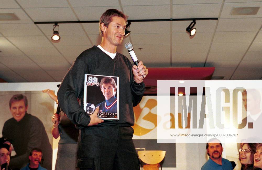 Wayne Gretzky (Kanada) bei der Wayne Gretzky Collection Fashion Show - (VAN99100204) Eishockey Herren NHL 1999 2000 Einzelbild Vancouver Kanada Eishockey Herren NHL 1999 2000 Einzelbild Vancouver Kanada