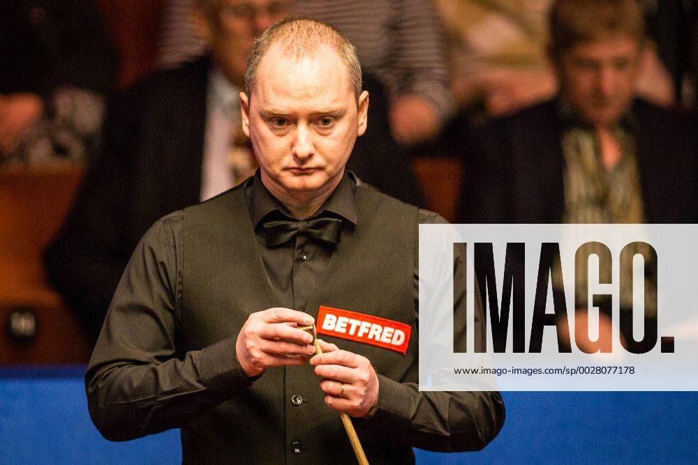 Graeme Dott of Scotland chalks his cue as he considers a shot to Ali Carter of England in the first phase of their first round match during the 2017 Betfred World Snooker Championship at the Crucible Theatre in Sheffield, UK, 18 April 2017. Graeme Dott temporarily led Ali Carter 6-3. Graeme Dott 6-3 ahead of Ali Carter at Phase 1 of 2017 Betfred World Snooker Championship 1st round pbu609307_05