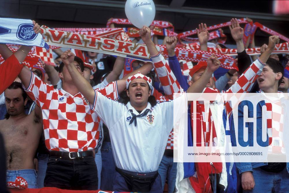 Kroatische Fans feuern ihr Team lautstark an Fußball Länderspiel Herren EM 1996, Nationalmannschaft, Gruppe D, Kroatien, Vdia Gruppe Nottingham Freude, Begeisterung, Fußball Länderspiel Herren EM 1996, Nationalmannschaft, Gruppe D, Kroatien, Vdia Gruppe Nottingham Freude, Begeisterung,