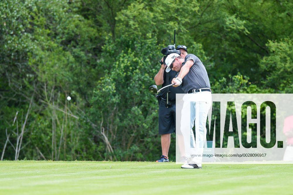 SAN ANTONIO, TX - APRIL 20: Zach Johnson hits a drive during the first round of the Valero Texas Open at the TPC San Antonio Oaks Course in San Antonio, TX on April 20, 2017. (Photo by Daniel Dunn Icon Sportswire) GOLF: APR 20 PGA Golf Herren - Valero Texas Open - First Round Icon17042033