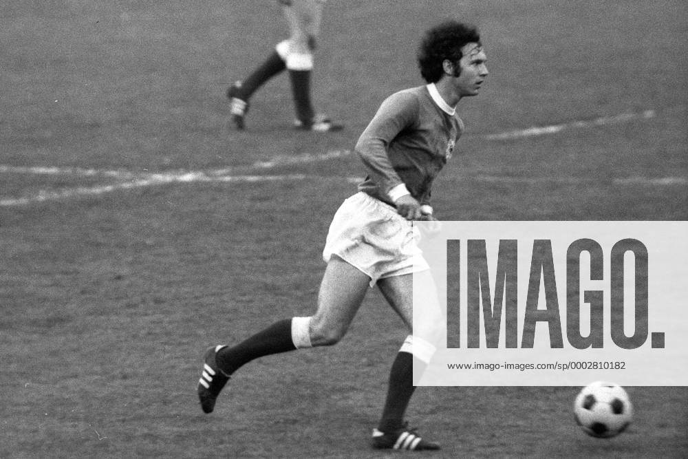 Franz Beckenbauer (BR Deutschland) am Ball Fußball Länderspiel Herren EM 1972, Nationalmannschaft, Nationaltrikot, BRD, Halbfinale, Vneg Vsw Einzelbild Deurne Antwerpen Dynamik, Fußball Länderspiel Herren EM 1972, Nationalmannschaft, Nationaltrikot, BRD, Halbfinale, Vneg Vsw Einzelbild Deurne Antwerpen Dynamik,