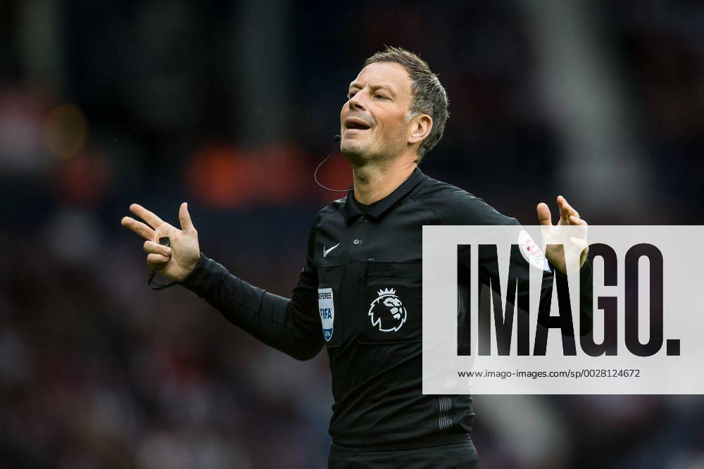 Match referee Mark Clattenburg during the Premier League match between West Bromwich Albion and West Ham United at The Hawthorns, West Bromwich, England on 17 September 2016.