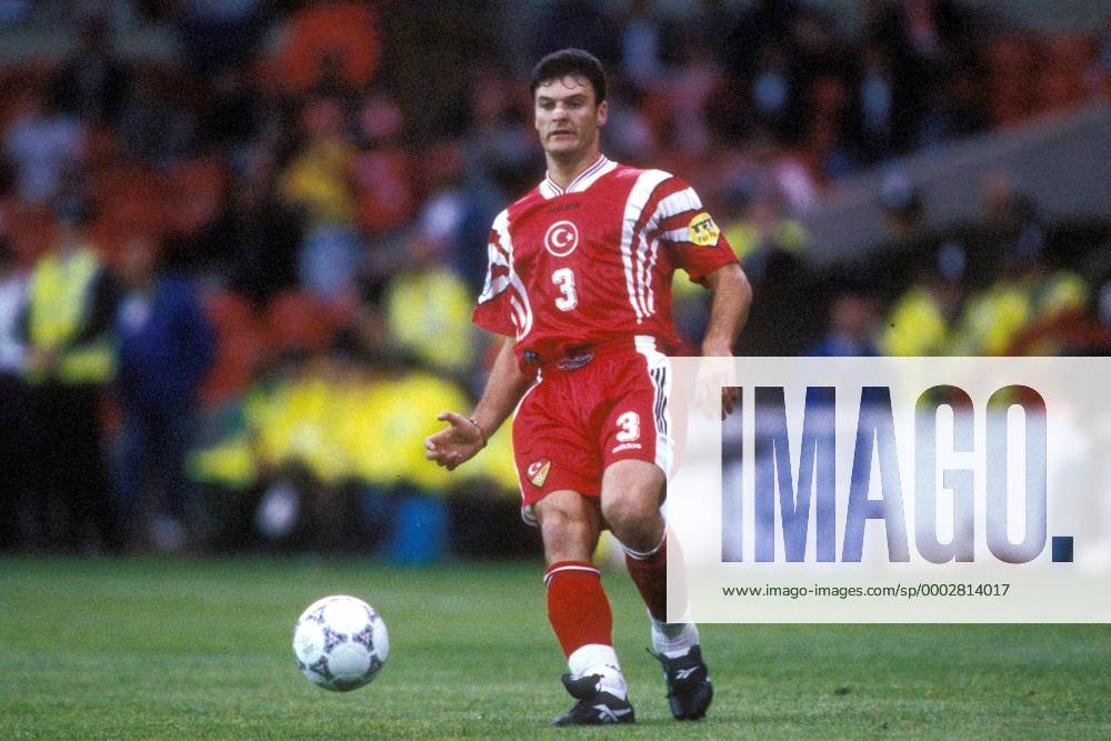 Alpay Özalan (Türkei) am Ball Fußball Länderspiel Herren EM 1996, Nationalmannschaft, Nationaltrikot, Gruppe D Einzelbild Nottingham Dynamik, Fußball Länderspiel Herren EM 1996, Nationalmannschaft, Nationaltrikot, Gruppe D Einzelbild Nottingham Dynamik,